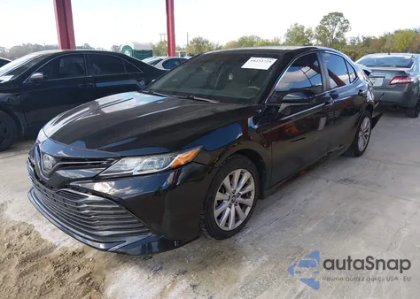 2018 Toyota Camry Le z USA, uszkodzony, nr VIN 4T1B11HK0JU627515